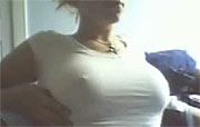 Ondeugend tiener laat via webcam haar grote borsten zien