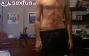 homo geeft een striptease en rukt zich af voor de webcam
