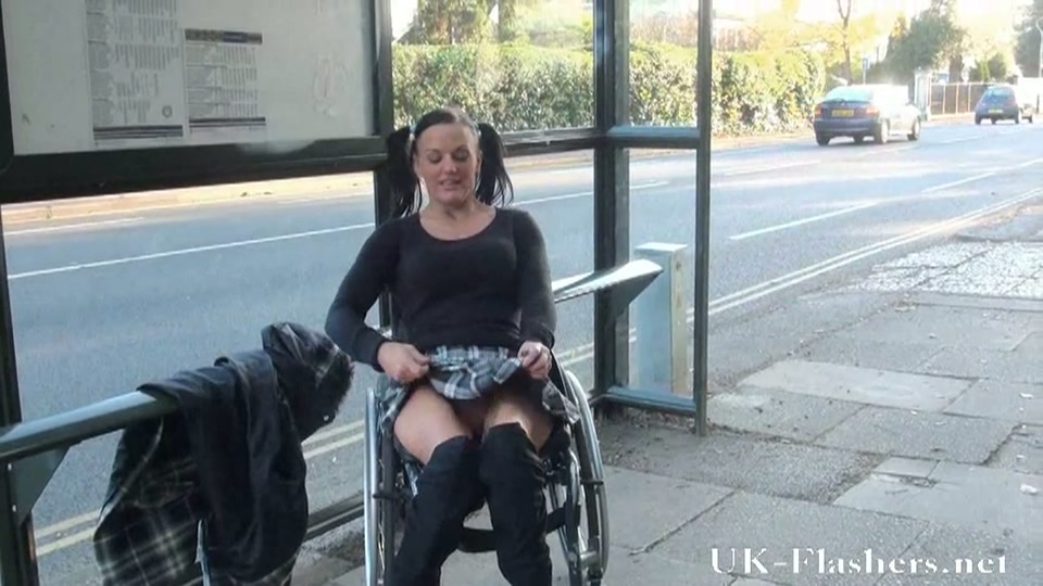 Gehandicapte geile slet flashed haar kale kutje vanuit haar rolstoel