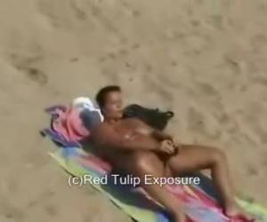 In de zomer zijn er veel tieten te zien op het strand