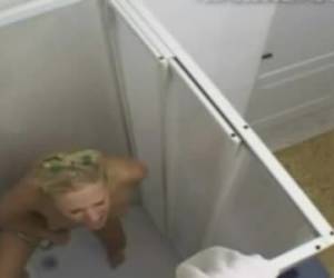 Studente stiekem gefilmd onder de douche tijdens het mastuberen