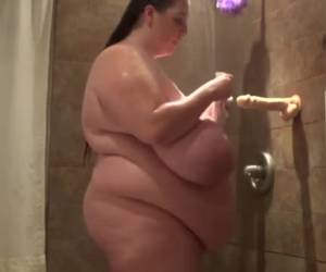 Heerlijke dikke vrouw speelt met dildo terwijl ze zich douched.