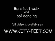 barefoot walk and poi swingen 